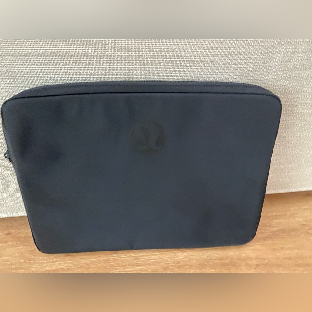 Lululemon new crew laptop sleeve, OS